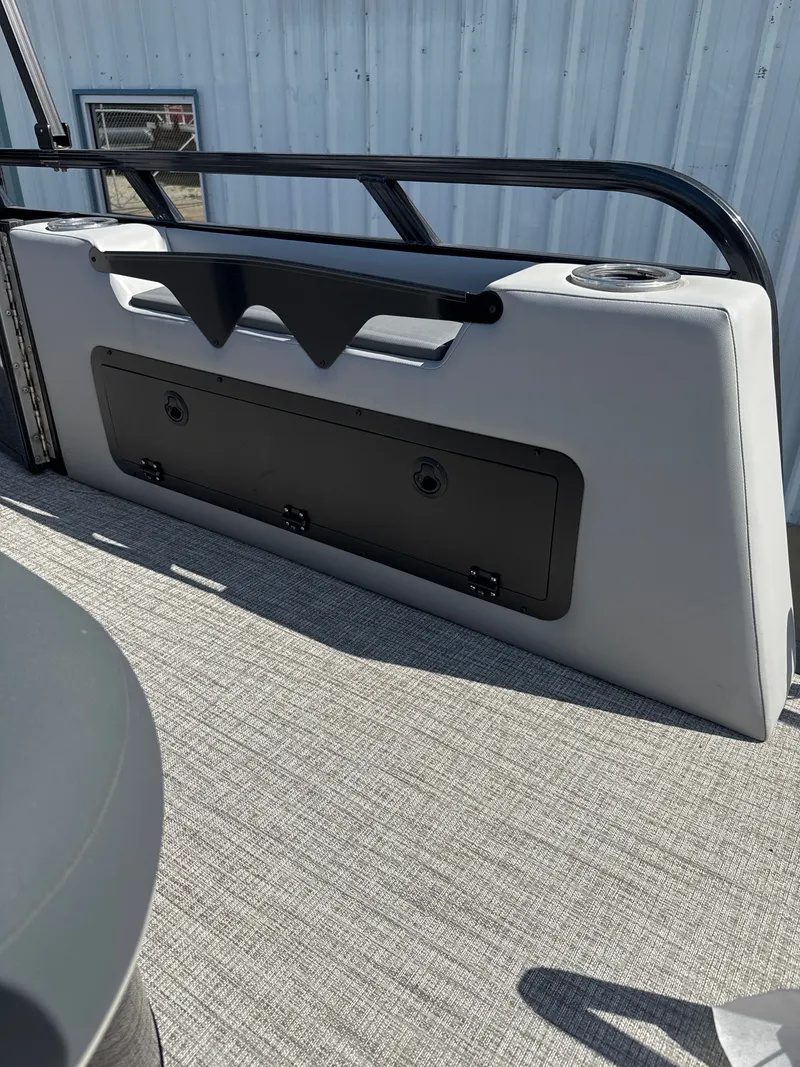 Slide: The Image of Avalon Venture 85 Versatile Rear Bench - 23' 2025 - 26