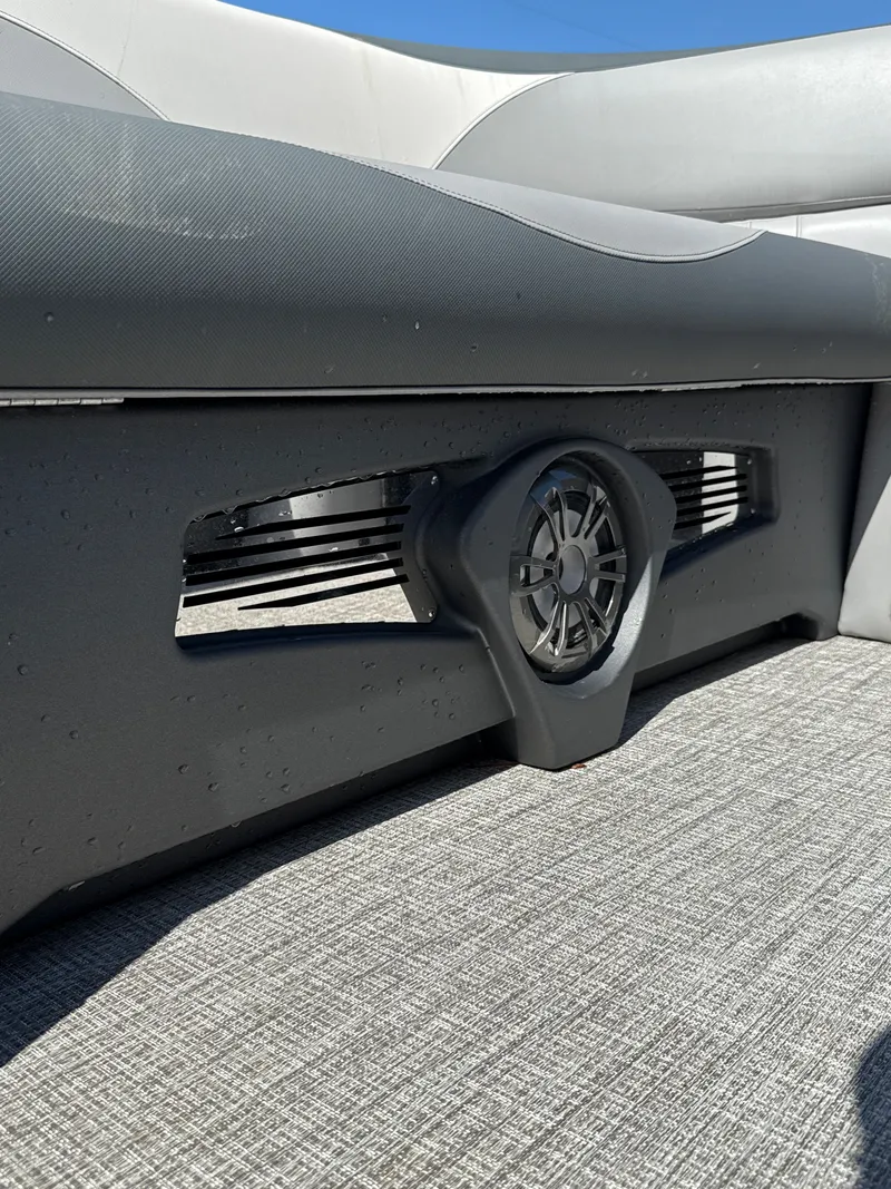 Slide: The Image of Avalon Venture 85 Versatile Rear Bench - 23' 2025 - 28