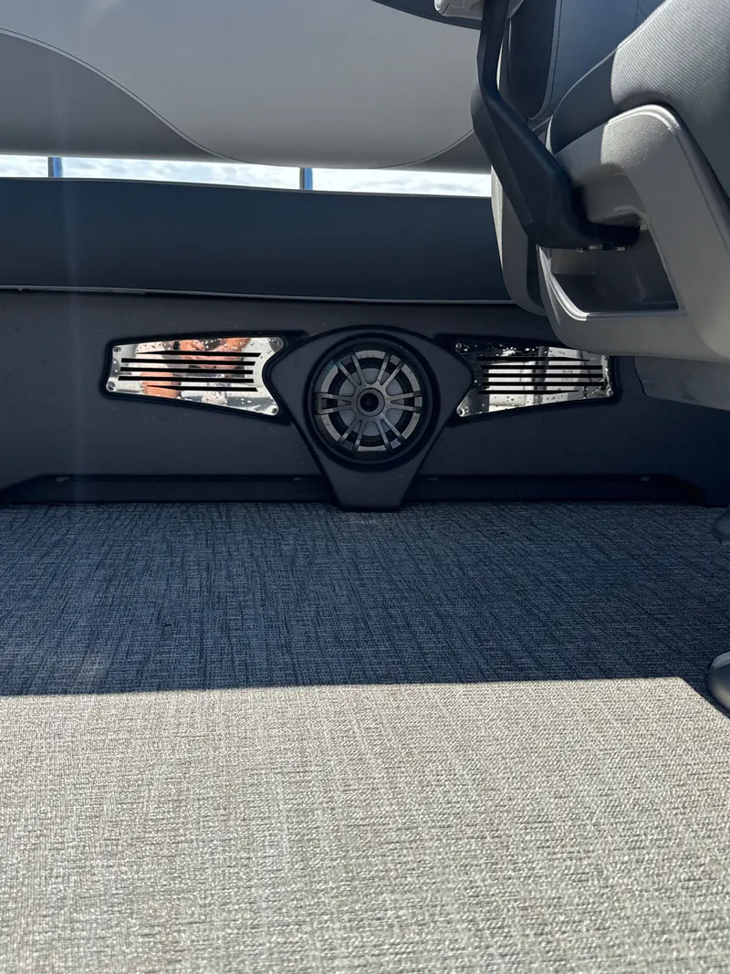 Slide: The Image of Avalon Venture 85 Versatile Rear Bench - 23' 2025 - 29