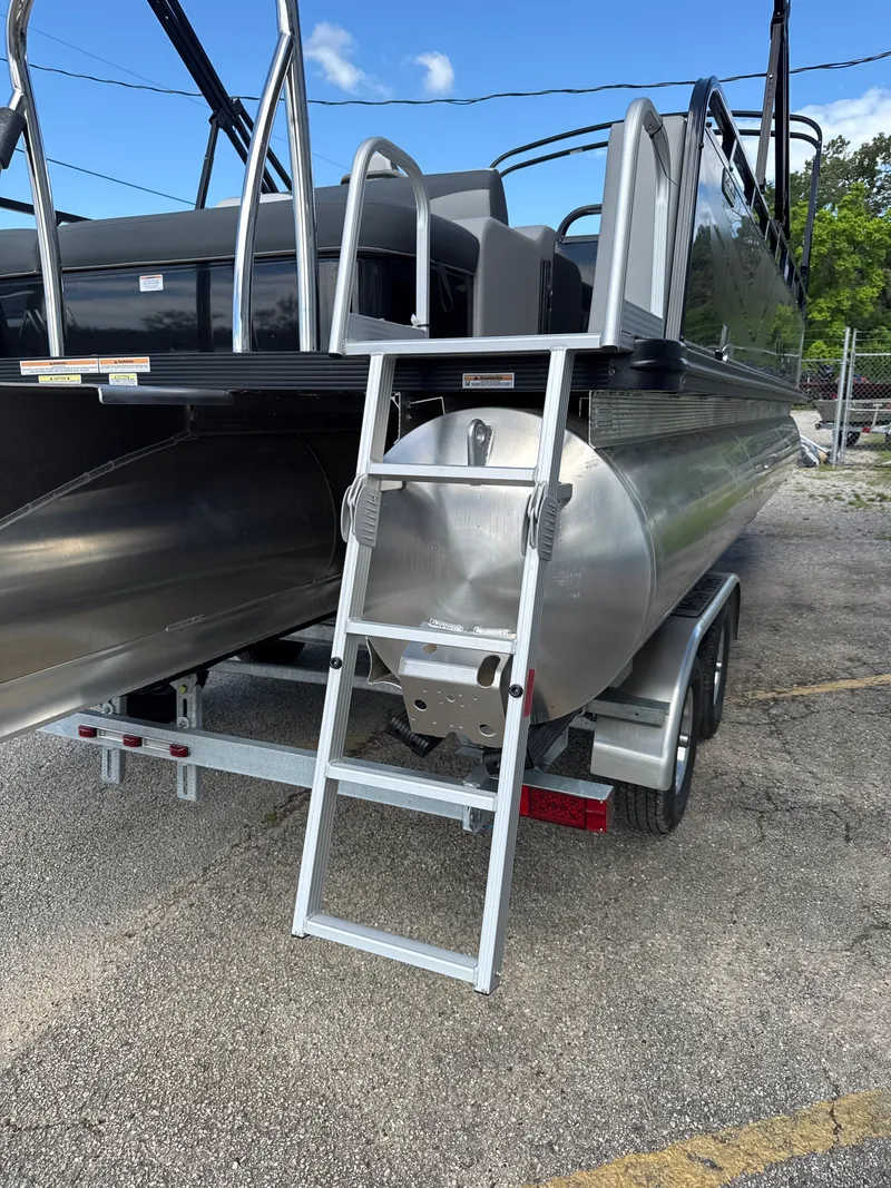 Slide: The Image of Avalon Venture 85 Versatile Rear Bench - 23' 2025 - 8