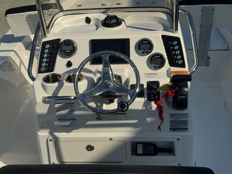 Slide: The Image of Robalo 206 Cayman 2019 - 17