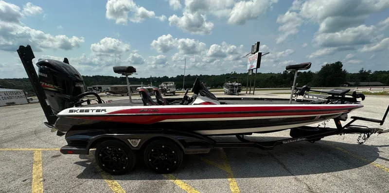 Slide: The Image of Skeeter FXR21 Apex 2021 - 1