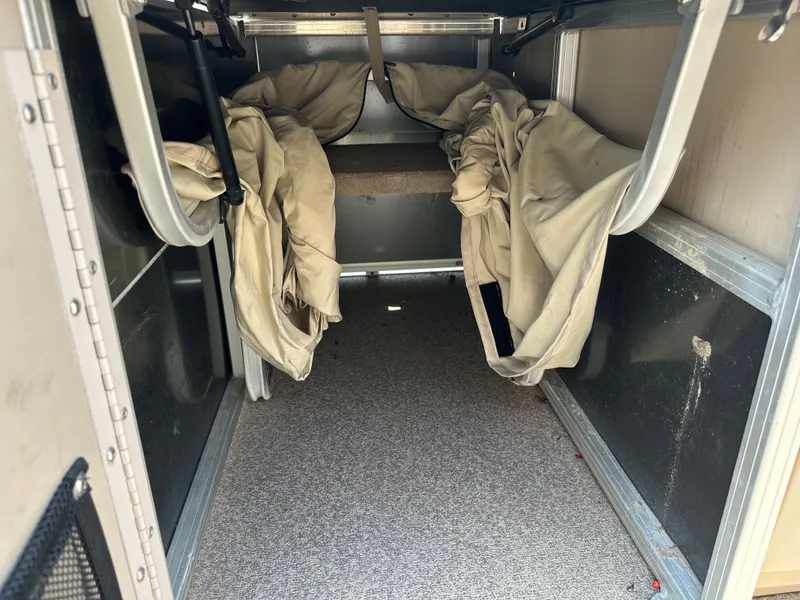 Slide: The Image of Sun Tracker Fishin' Barge 22 DLX 2016 - 13