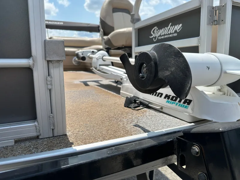 Slide: The Image of Sun Tracker Fishin' Barge 22 DLX 2016 - 15