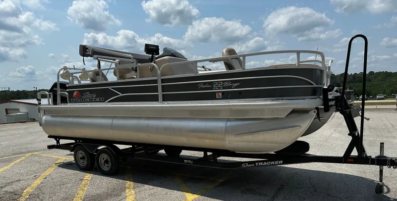 Slide: The Image of Sun Tracker Fishin' Barge 22 DLX 2016 - 20
