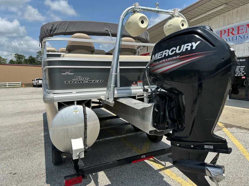 Slide: The Image of Sun Tracker Fishin' Barge 22 DLX 2016 - 5