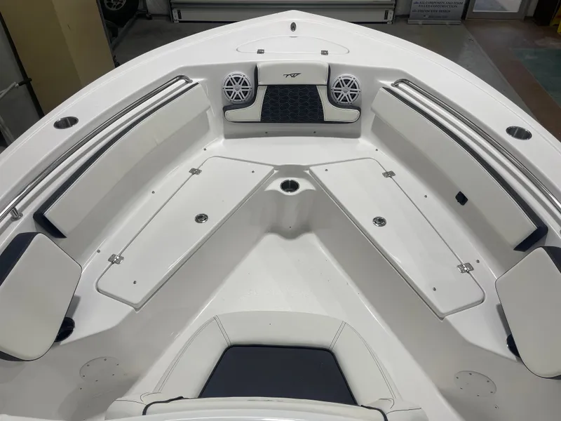 Slide: The Image of Tidewater 210 LXF 2025 - 40