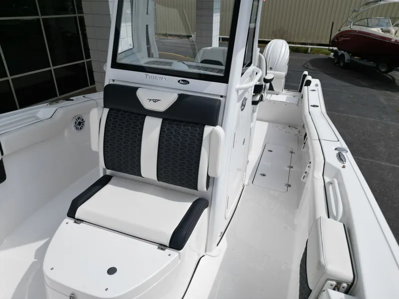 Slide: The Image of Tidewater 272 LXF 2025 - 23