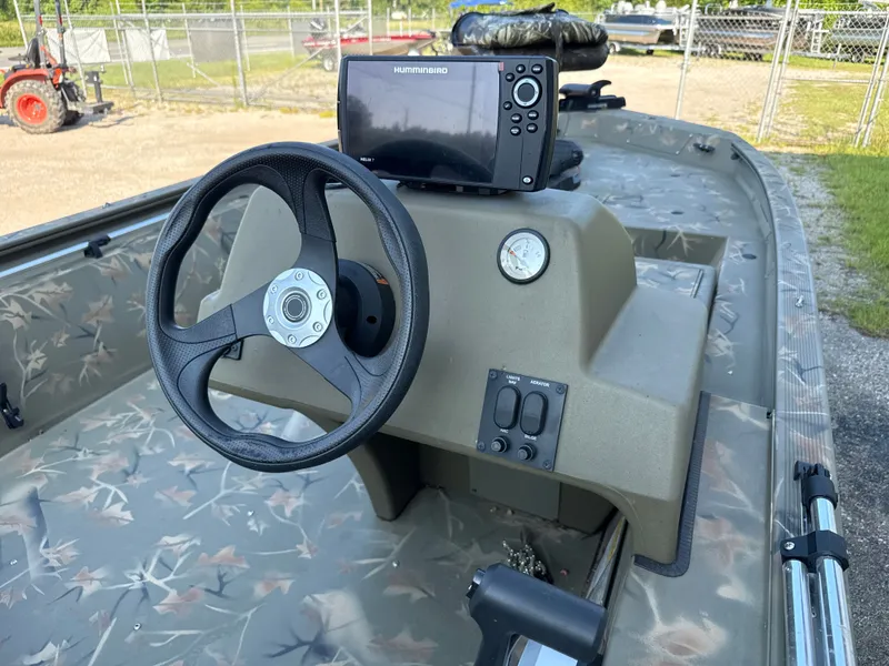 Slide: The Image of Tracker 1754SC 2023 - 10