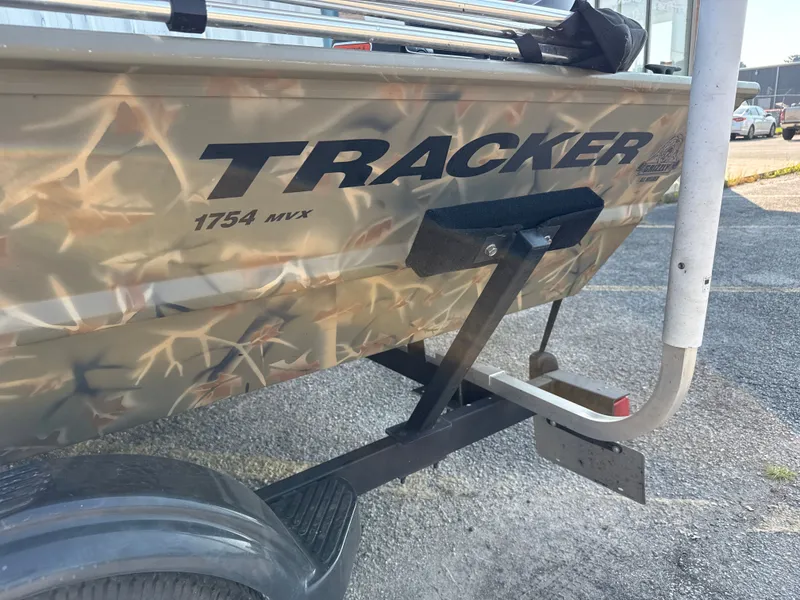 Slide: The Image of Tracker 1754SC 2023 - 3