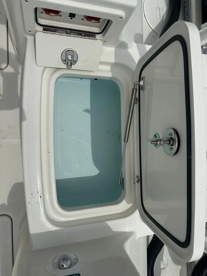 Slide: The Image of World Cat 235 TE 2025 - 37