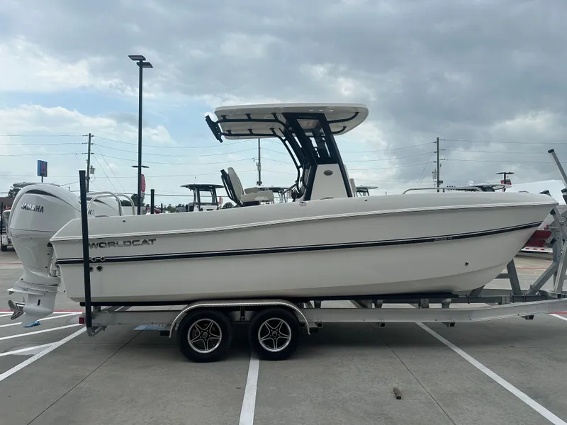 Slide: The Image of World Cat 235 TE 2025 - 7