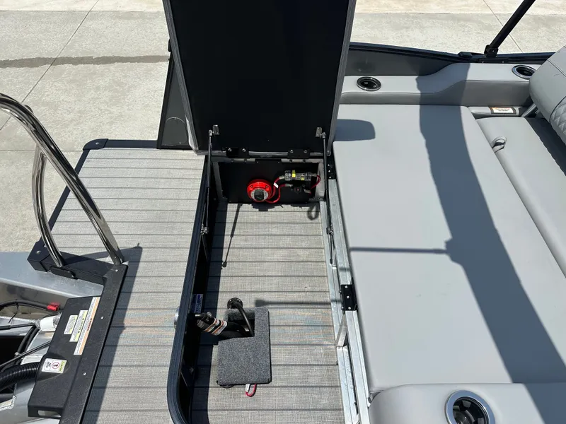 Slide: The Image of Avalon Catalina Versatile Rear Bench - 23' 2025 - 31