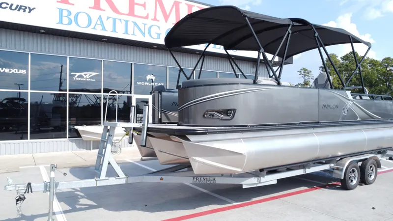 Slide: The Image of Avalon LSZ Versatile Rear Bench - 23' 2025 - 5