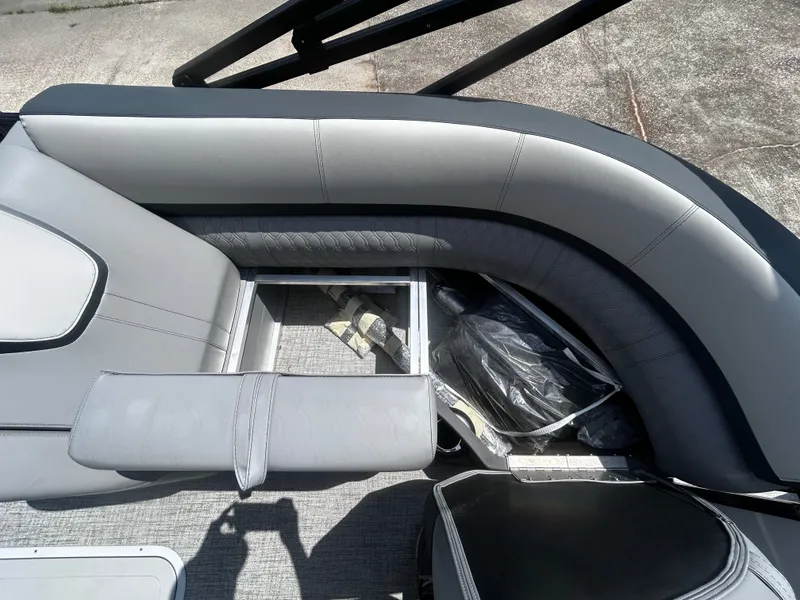 Slide: The Image of Avalon LSZ Versatile Rear Bench - 23' 2025 - 14