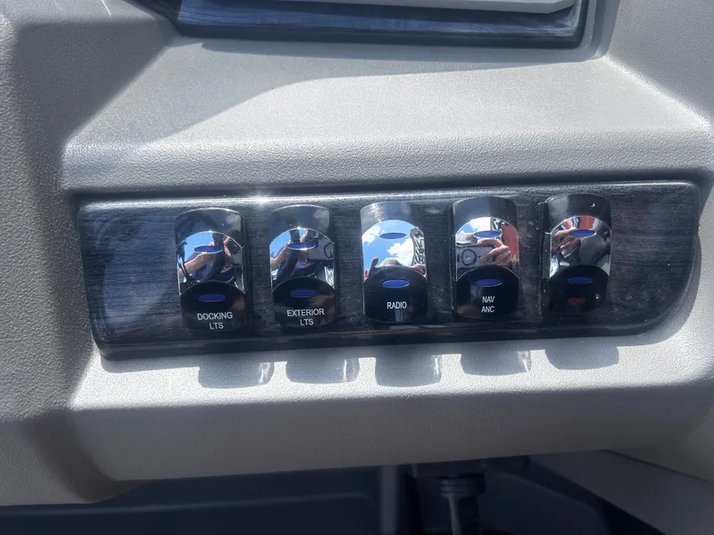 Slide: The Image of Avalon LSZ Versatile Rear Bench - 23' 2025 - 23