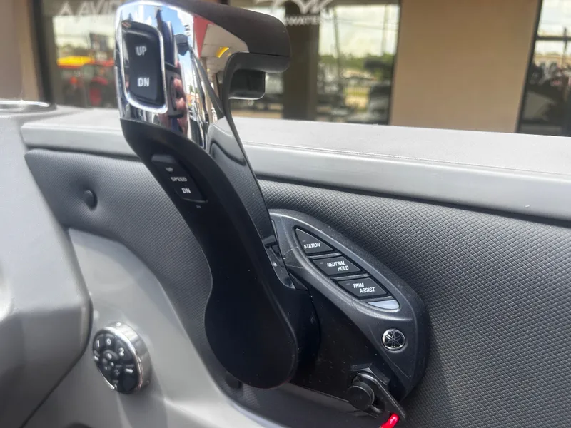 Slide: The Image of Avalon LSZ Versatile Rear Bench - 23' 2025 - 25