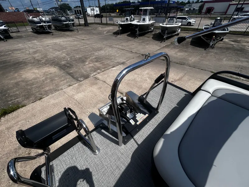 Slide: The Image of Avalon LSZ Versatile Rear Bench - 23' 2025 - 33