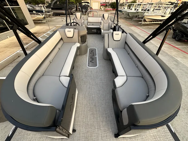 Slide: The Image of Avalon LSZ Versatile Rear Bench - 25' 2025 - 11
