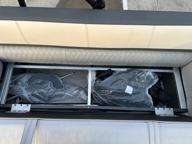 Slide: The Image of Avalon LSZ Versatile Rear Bench - 25' 2025 - 13