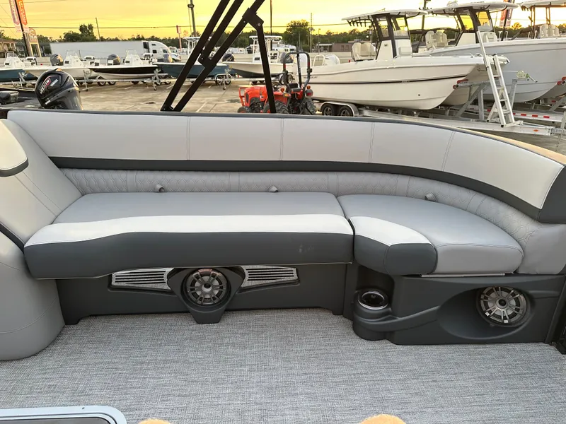 Slide: The Image of Avalon LSZ Versatile Rear Bench - 25' 2025 - 14