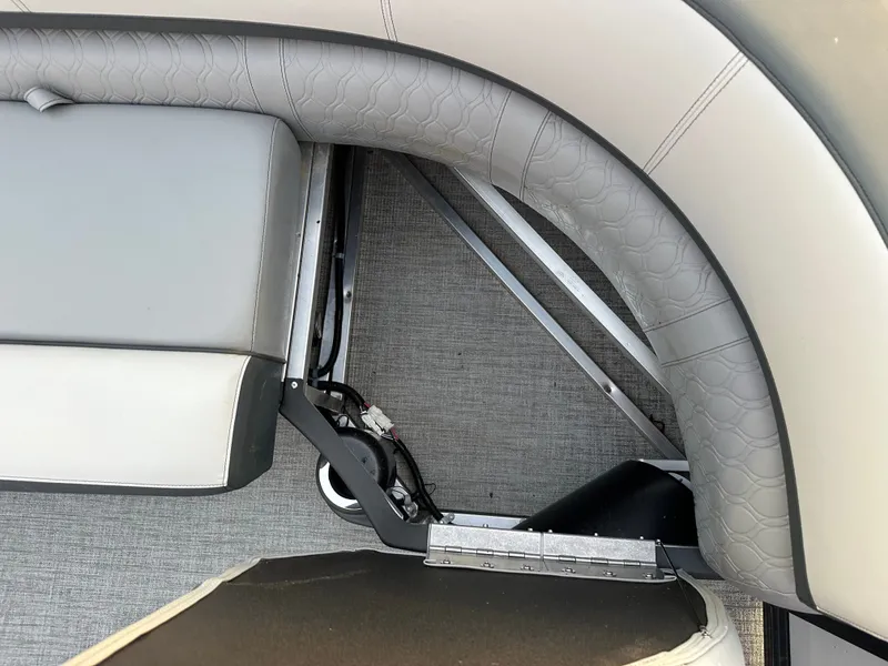 Slide: The Image of Avalon LSZ Versatile Rear Bench - 25' 2025 - 16