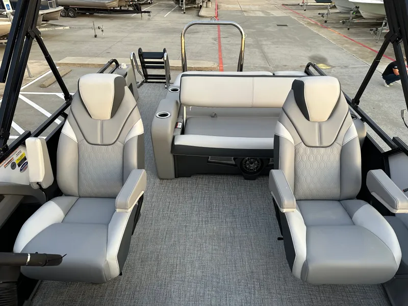 Slide: The Image of Avalon LSZ Versatile Rear Bench - 25' 2025 - 18