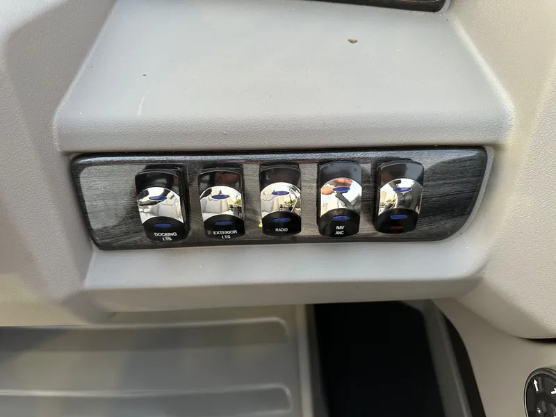 Slide: The Image of Avalon LSZ Versatile Rear Bench - 25' 2025 - 23