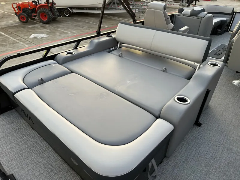 Slide: The Image of Avalon LSZ Versatile Rear Bench - 25' 2025 - 29