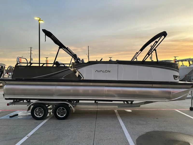 Slide: The Image of Avalon LSZ Versatile Rear Bench - 25' 2025 - 7