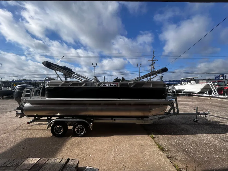 Slide: The Image of Avalon Venture Quad Lounge - 21' 2025 - 7