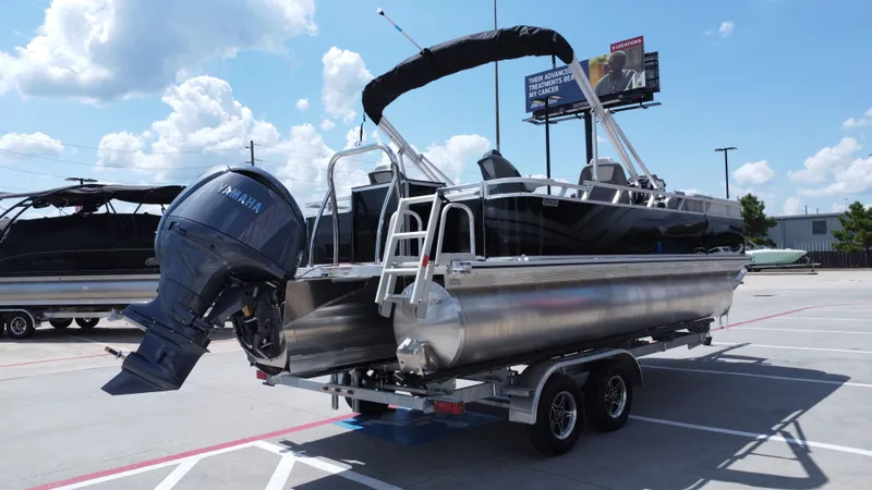 Slide: The Image of Avalon Venture Rear Fish - 21' 2026 - 10