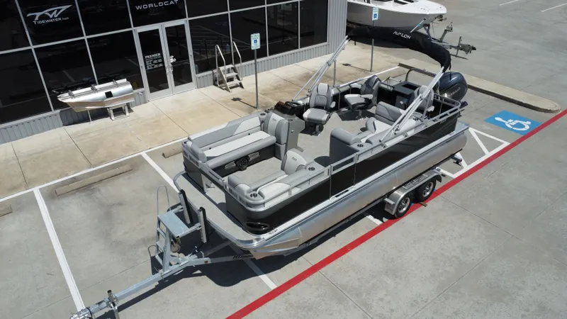 Slide: The Image of Avalon Venture Rear Fish - 21' 2026 - 15