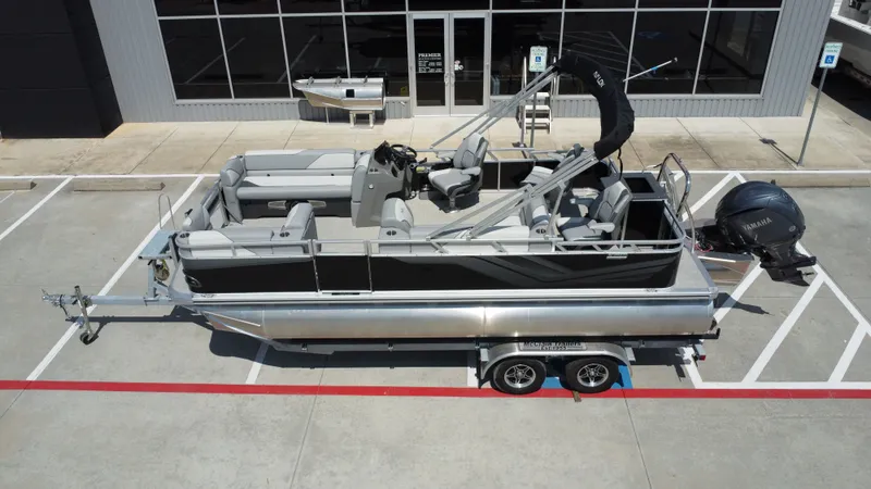 Slide: The Image of Avalon Venture Rear Fish - 21' 2026 - 16