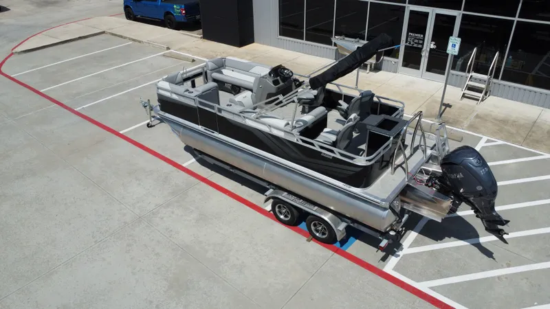 Slide: The Image of Avalon Venture Rear Fish - 21' 2026 - 17