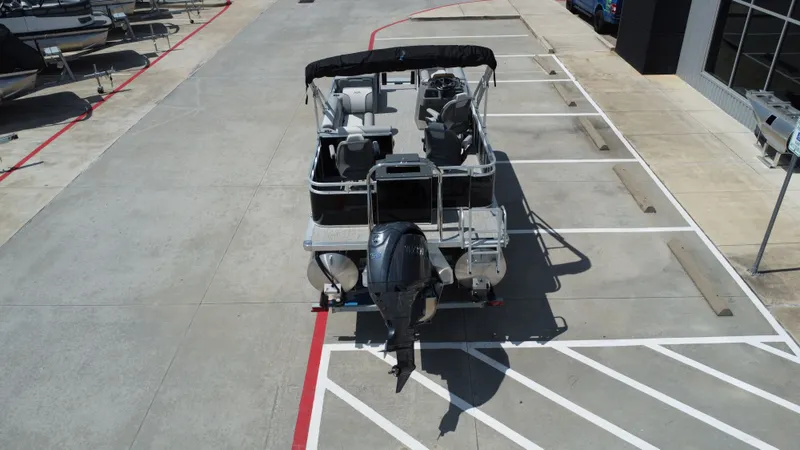 Slide: The Image of Avalon Venture Rear Fish - 21' 2026 - 18