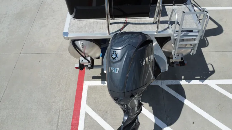 Slide: The Image of Avalon Venture Rear Fish - 21' 2026 - 23