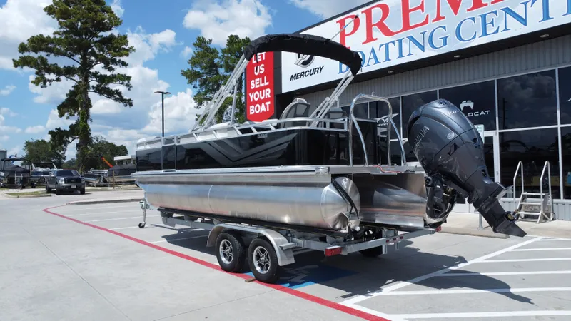 Slide: The Image of Avalon Venture Rear Fish - 21' 2026 - 5