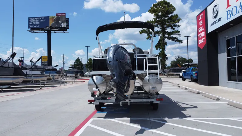 Slide: The Image of Avalon Venture Rear Fish - 21' 2026 - 9