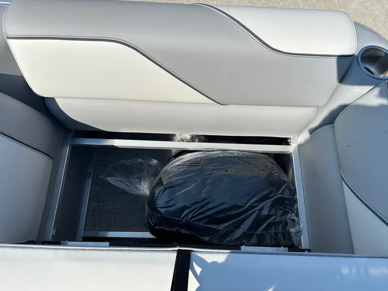 Slide: The Image of Avalon Venture Rear Fish - 21' 2025 - 15