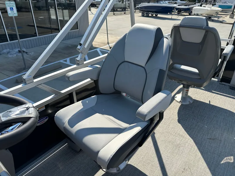 Slide: The Image of Avalon Venture Rear Fish - 21' 2025 - 23