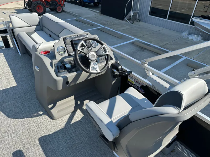 Slide: The Image of Avalon Venture Rear Fish - 21' 2025 - 29