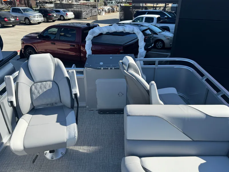 Slide: The Image of Avalon Venture Rear Fish - 21' 2025 - 15