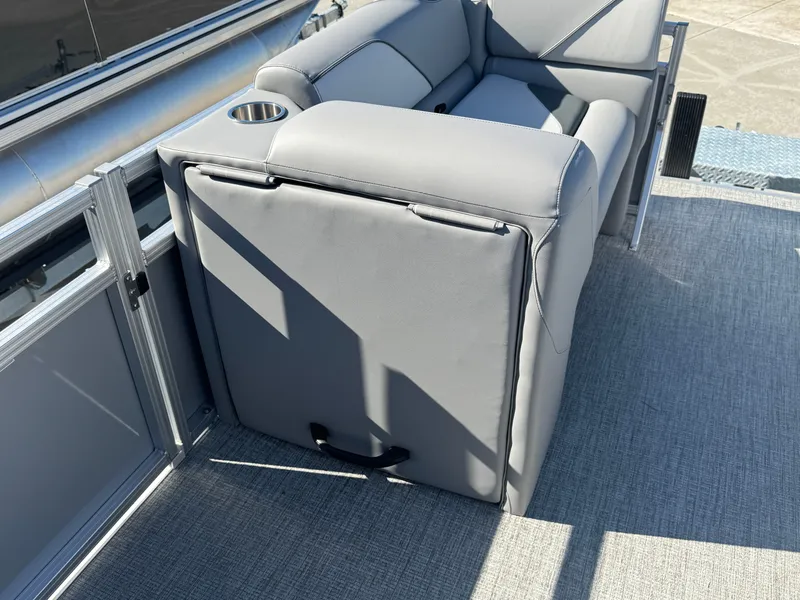 Slide: The Image of Avalon Venture Rear Fish - 21' 2025 - 18