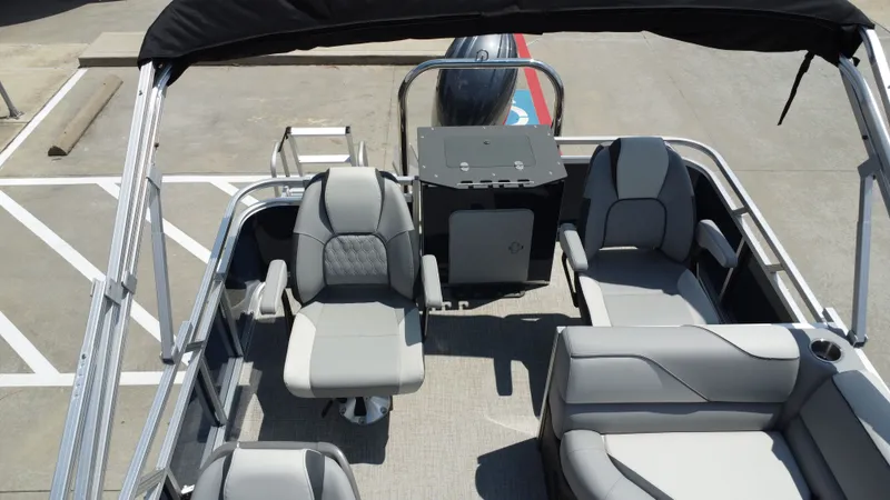 Slide: The Image of Avalon Venture Rear Fish - 21' 2026 - 22