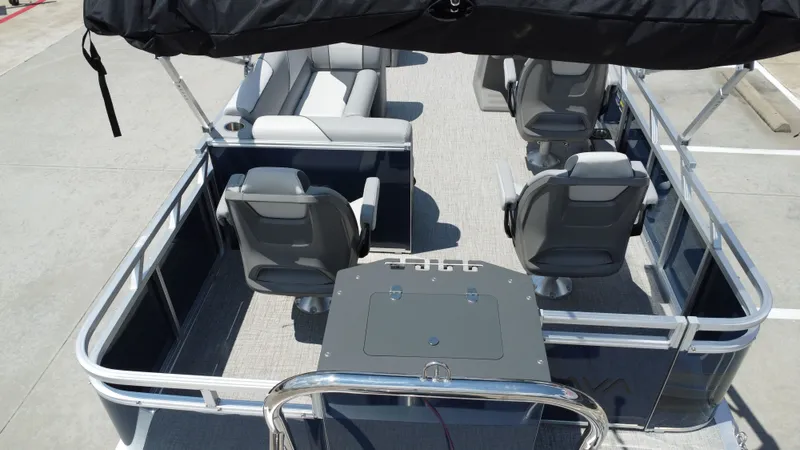 Slide: The Image of Avalon Venture Rear Fish - 21' 2026 - 25