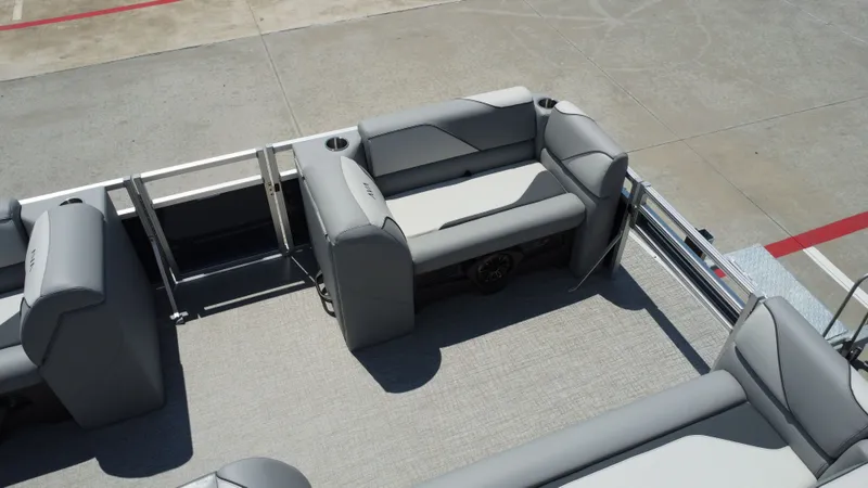 Slide: The Image of Avalon Venture Rear Fish - 21' 2026 - 31