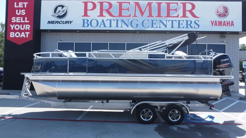 The Image of Avalon Venture 85 Rear Fish - 21' 2025 - 1