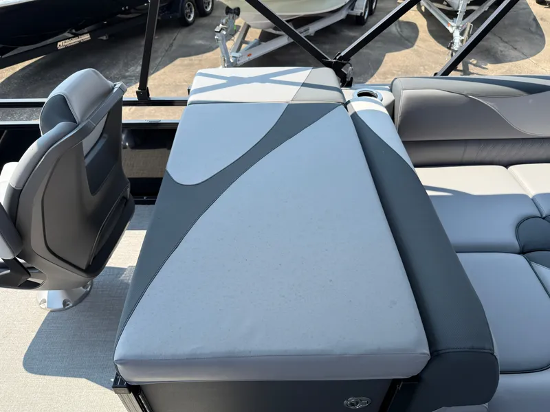 Slide: The Image of Avalon Venture 85 Rear Fish - 23' 2025 - 26