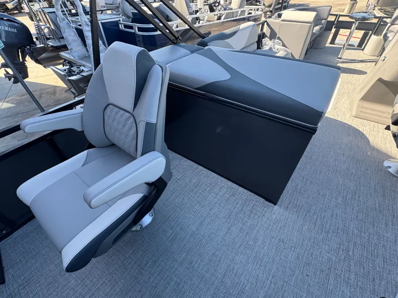 Slide: The Image of Avalon Venture 85 Rear Fish - 23' 2025 - 12